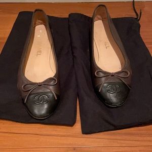Chanel
Dark Brown/Black Leather Cc Logo Cap Toe Ballet Size 37.5 flats